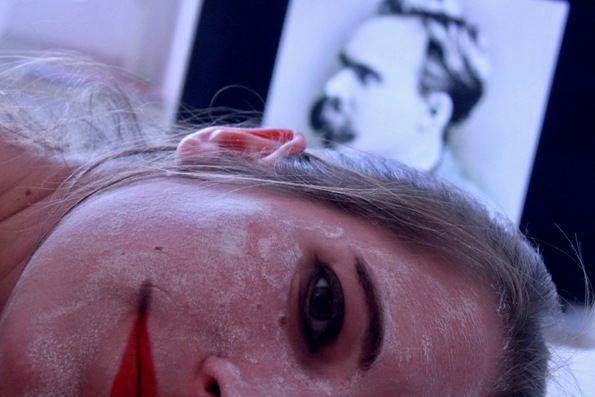Annika Semmler als "Clarisse" und Friedrich Nietzsche als Friedrich Nietzsche. Annika Semmler als "Clarisse" und Friedrich Nietzsche als Friedrich Nietzsche.